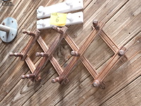 Lot 6 - houten kapstok. 3 stuks