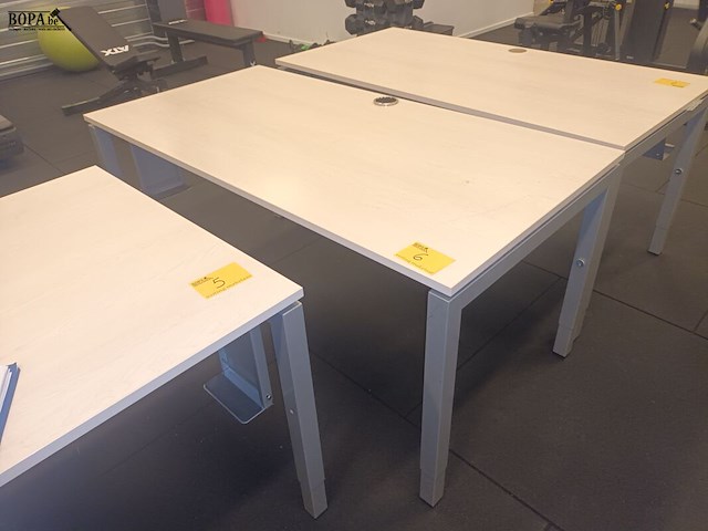 Lot 6 - in hoogte verstelbare tafel - afbeelding 1 van  3