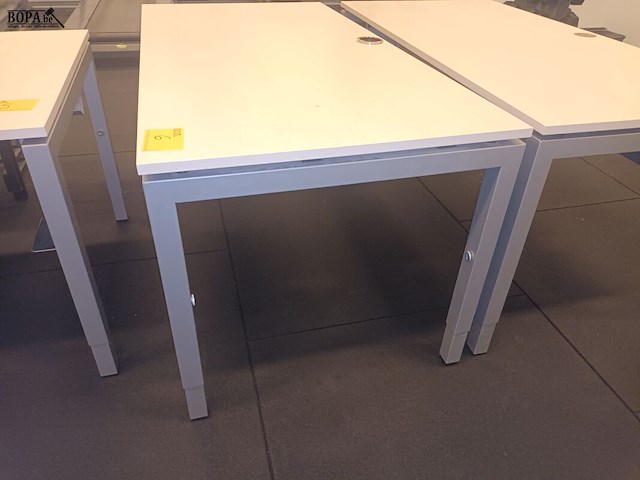 Lot 6 - in hoogte verstelbare tafel - afbeelding 2 van  3