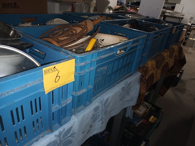 Lot 6 - keuken- en tafelgerei. 4 bakken - afbeelding 1 van  5