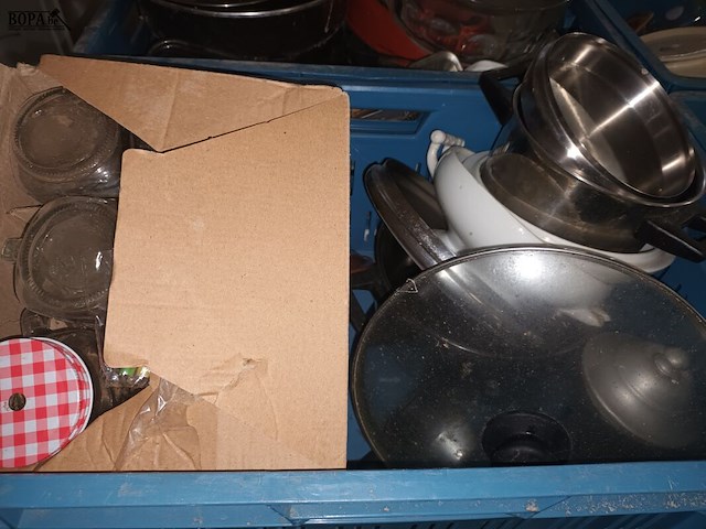 Lot 6 - keuken- en tafelgerei. 4 bakken - afbeelding 2 van  5