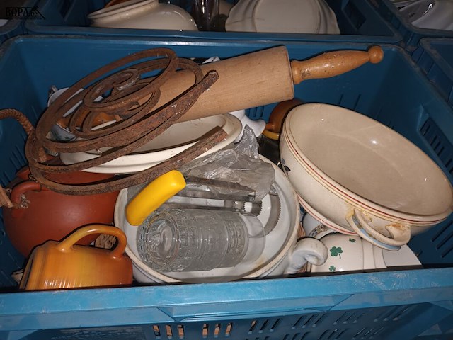 Lot 6 - keuken- en tafelgerei. 4 bakken - afbeelding 3 van  5