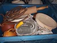 Lot 6 - keuken- en tafelgerei. 4 bakken - afbeelding 3 van  5
