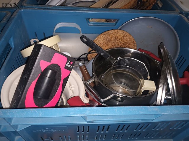 Lot 6 - keuken- en tafelgerei. 4 bakken - afbeelding 4 van  5