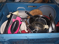 Lot 6 - keuken- en tafelgerei. 4 bakken - afbeelding 4 van  5