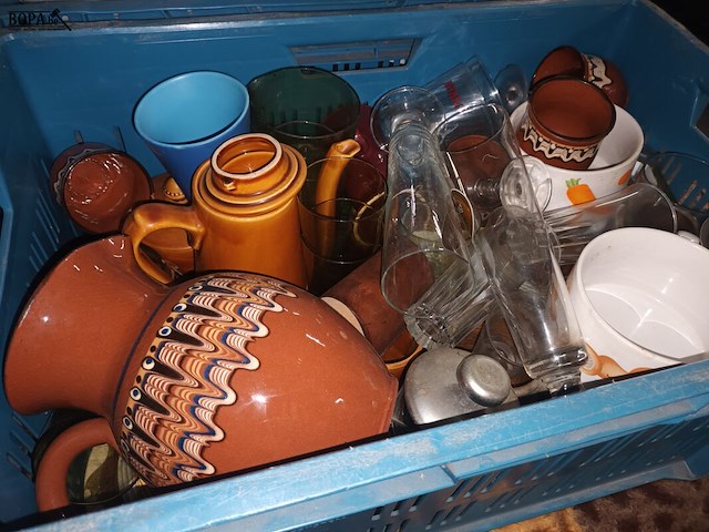 Lot 6 - keuken- en tafelgerei. 4 bakken - afbeelding 5 van  5