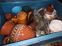 Lot 6 - keuken- en tafelgerei. 4 bakken - afbeelding 5 van  5