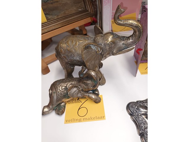 Lot 6 - koperen olifanten. 2 stuks - afbeelding 1 van  4