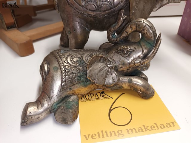 Lot 6 - koperen olifanten. 2 stuks - afbeelding 2 van  4