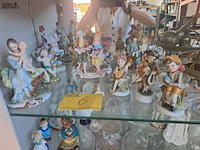 Lot 6 - lot diverse porseleinen en biscuit figuren.
