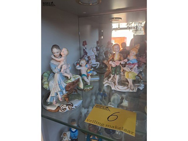 Lot 6 - lot diverse porseleinen en biscuit figuren. - afbeelding 2 van  3