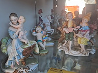 Lot 6 - lot diverse porseleinen en biscuit figuren. - afbeelding 2 van  3