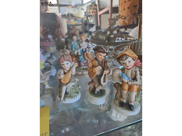 Lot 6 - lot diverse porseleinen en biscuit figuren. - afbeelding 3 van  3