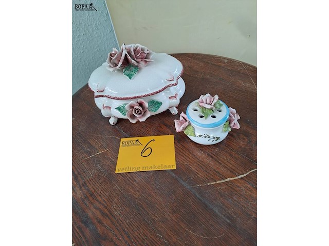Lot 6 - lot porseleinen sierdoosjes met rozenthema - afbeelding 1 van  4