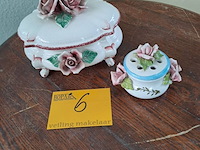 Lot 6 - lot porseleinen sierdoosjes met rozenthema