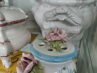 Lot 6 - lot porseleinen sierdoosjes met rozenthema - afbeelding 2 van  4