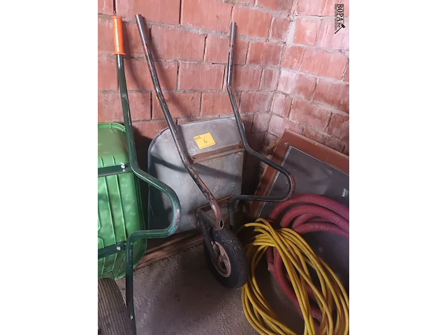 Lot 6 - metalen kruiwagen - afbeelding 1 van  2