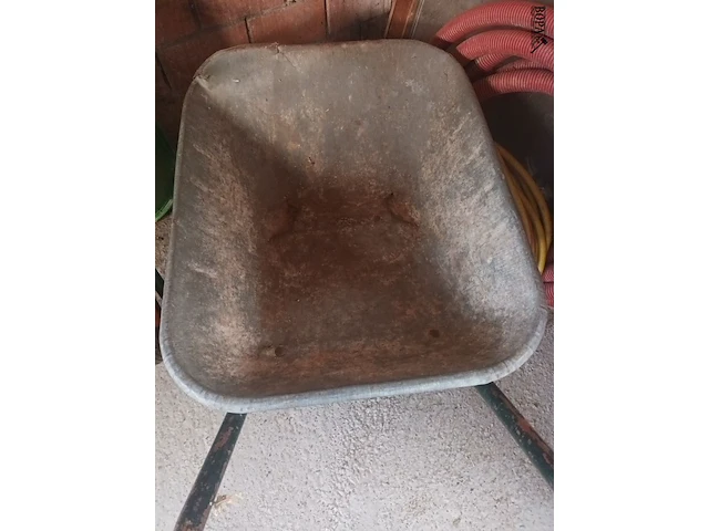 Lot 6 - metalen kruiwagen - afbeelding 2 van  2