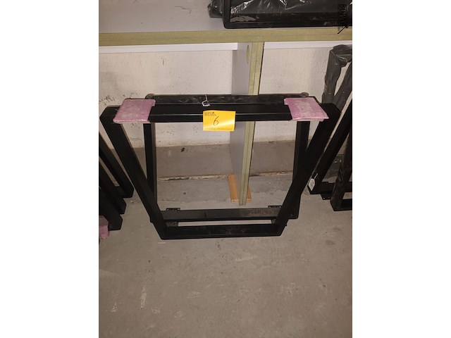 Lot 6 - metalen tafelpoten trapezium. 2 stuks - afbeelding 1 van  3