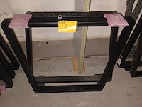 Lot 6 - metalen tafelpoten trapezium. 2 stuks