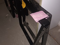 Lot 6 - metalen tafelpoten trapezium. 2 stuks - afbeelding 2 van  3