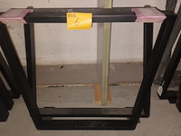 Lot 6 - metalen tafelpoten trapezium. 2 stuks - afbeelding 3 van  3
