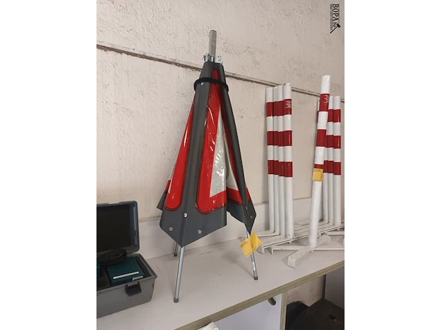 Lot 6 - opvouwbare driezijdige gevarendriehoek - afbeelding 3 van  3