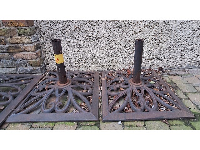 Lot 6 - parasolvoet in gietijzer. 2 stuks - afbeelding 1 van  1