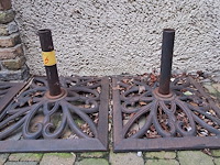 Lot 6 - parasolvoet in gietijzer. 2 stuks