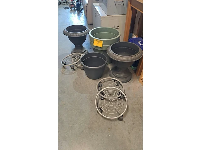 Lot 6 - plastiek bloempotten 5 stuks en 4 plantentrolleys in metaal - afbeelding 1 van  4
