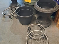 Lot 6 - plastiek bloempotten 5 stuks en 4 plantentrolleys in metaal