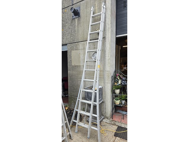 Lot 6 - uitschuifbare ladder 2 x 12 treden - afbeelding 1 van  5