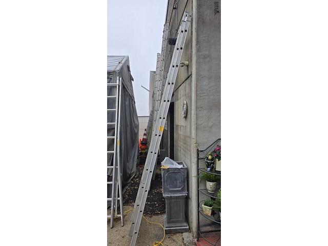 Lot 6 - uitschuifbare ladder 2 x 12 treden - afbeelding 2 van  5