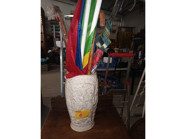 Lot 6 - vaas met paraplu’s - afbeelding 1 van  4