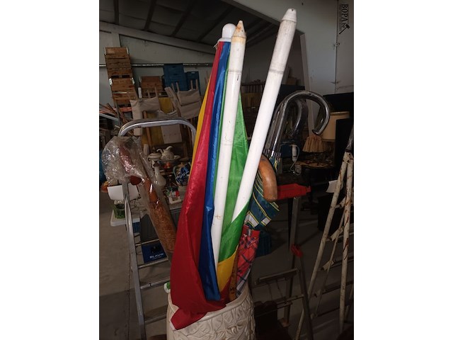 Lot 6 - vaas met paraplu’s - afbeelding 2 van  4