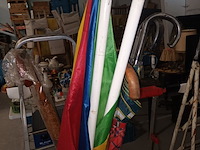 Lot 6 - vaas met paraplu’s - afbeelding 2 van  4