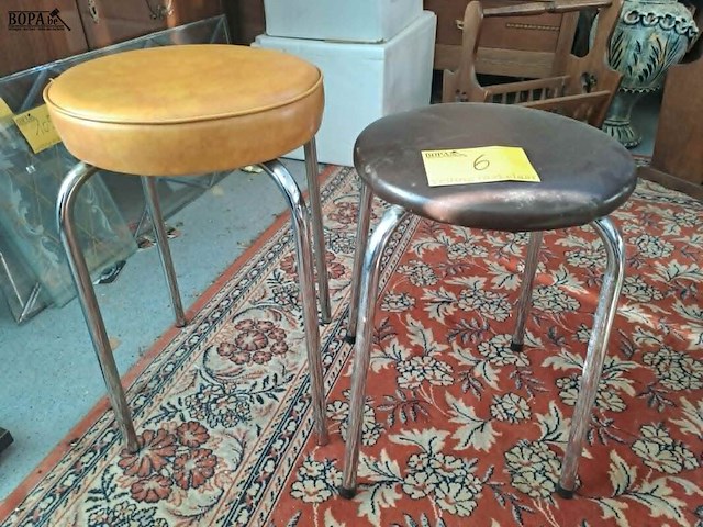 Lot 6 - vintage krukken in verchroomd metaal met bruine lederen zitt - afbeelding 1 van  3