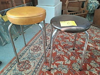 Lot 6 - vintage krukken in verchroomd metaal met bruine lederen zitt