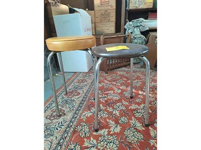 Lot 6 - vintage krukken in verchroomd metaal met bruine lederen zitt - afbeelding 2 van  3
