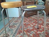 Lot 6 - vintage krukken in verchroomd metaal met bruine lederen zitt - afbeelding 2 van  3