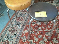 Lot 6 - vintage krukken in verchroomd metaal met bruine lederen zitt - afbeelding 3 van  3