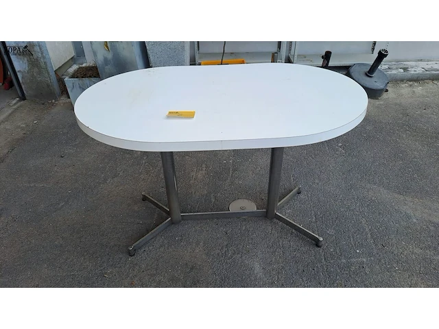Lot 6 - vintage ovale eettafel met wit blad en kenmerkend metalen on - afbeelding 1 van  3