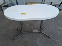 Lot 6 - vintage ovale eettafel met wit blad en kenmerkend metalen on
