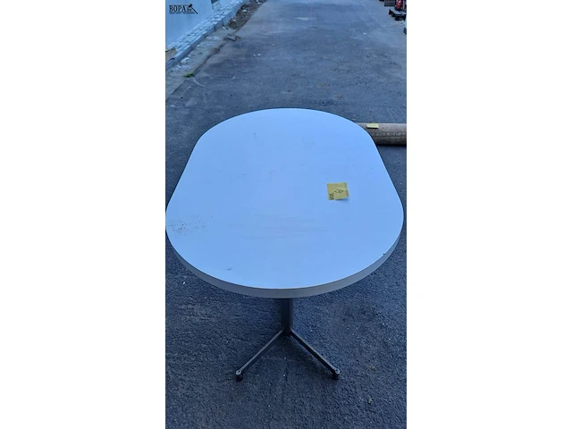 Lot 6 - vintage ovale eettafel met wit blad en kenmerkend metalen on - afbeelding 2 van  3