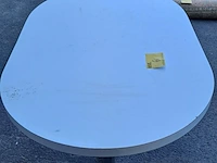 Lot 6 - vintage ovale eettafel met wit blad en kenmerkend metalen on - afbeelding 2 van  3