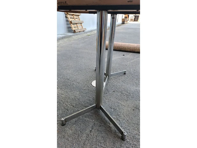Lot 6 - vintage ovale eettafel met wit blad en kenmerkend metalen on - afbeelding 3 van  3