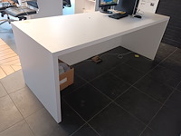 Lot 6 - witte rechthoekige bureau - afbeelding 2 van  3