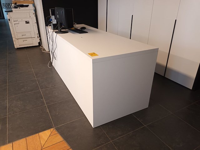 Lot 6 - witte rechthoekige bureau - afbeelding 3 van  3