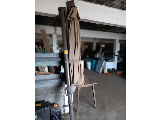 Lot 6 - zweefparasol - afbeelding 1 van  2