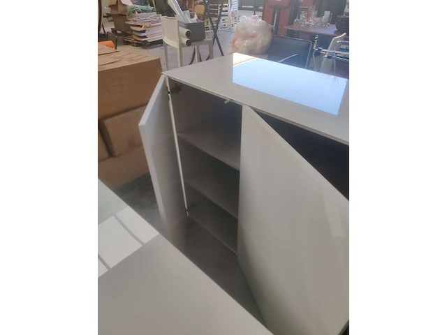 Lot: 6 eetkamerstoelen; uitschuifbare eetkamertafel; dressoir; wandkast; vestiarekast; ladenkast; tv meubel (12x) - afbeelding 1 van  3